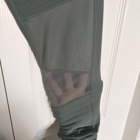 Mondetta || Activewear Legging, Pleated & Mesh Details, Small, Army Green - Picture 4 of 6